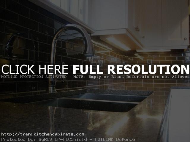 Kitchen-Backsplash-Ideas-With-Black-Granite-Countertop