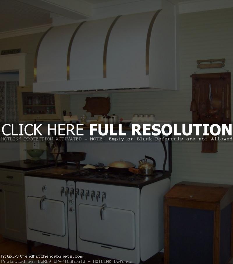 white vintage kitchen 902x1024 Some Tips for Kitchens and Restoration in Vintage Homes